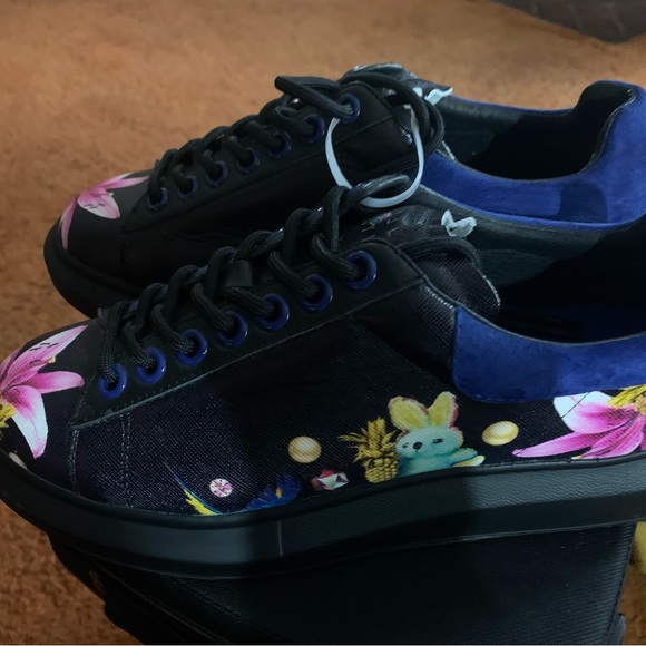 Sneakers - Picture 2 of 4